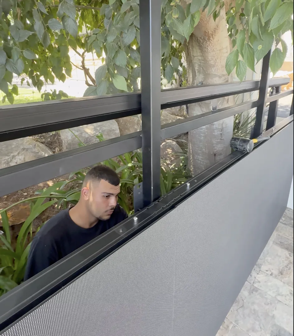 מסך לד ענק על מסילה - תמונה 5