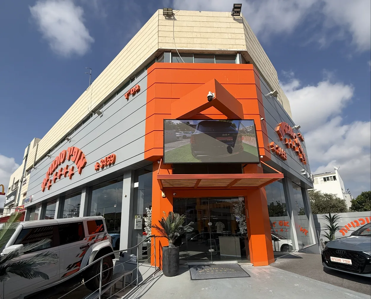מסך לד חיצוני לסוכנות רכב בנתניה