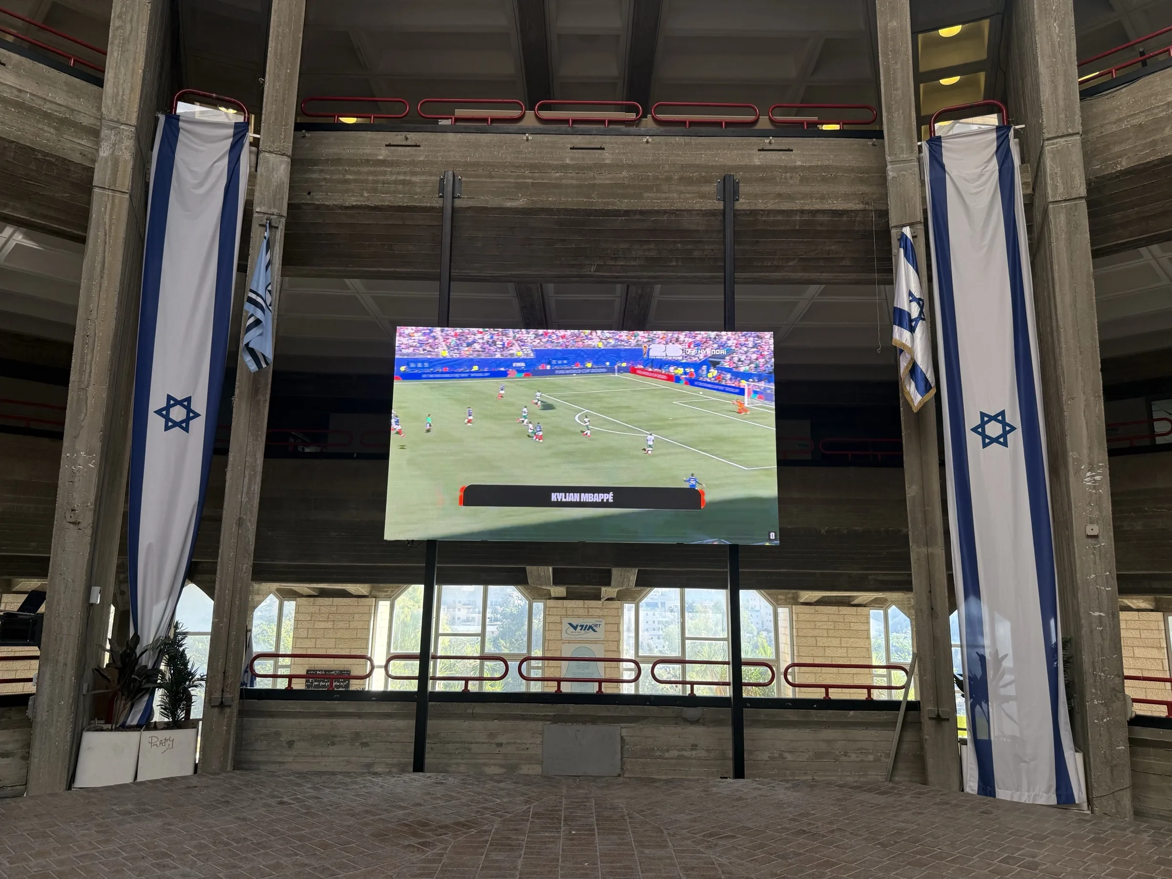 מסך לד ענק לבי״ס אורט גבעת רם