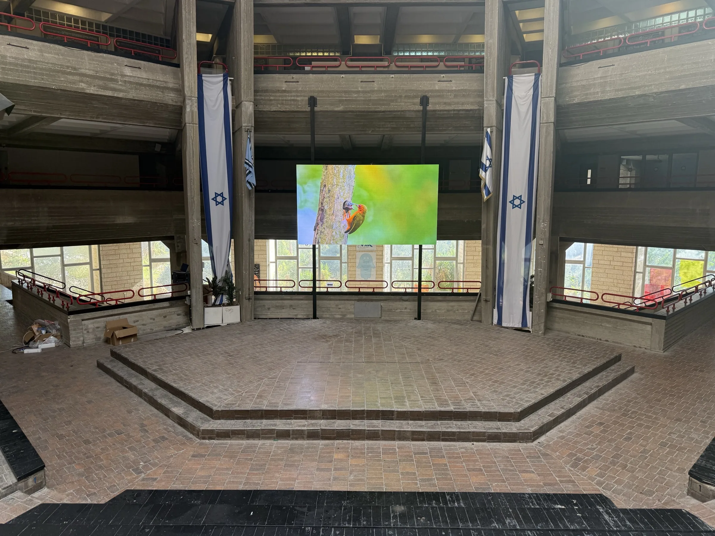 מסך לד ענק לבי״ס אורט גבעת רם - תמונה 3