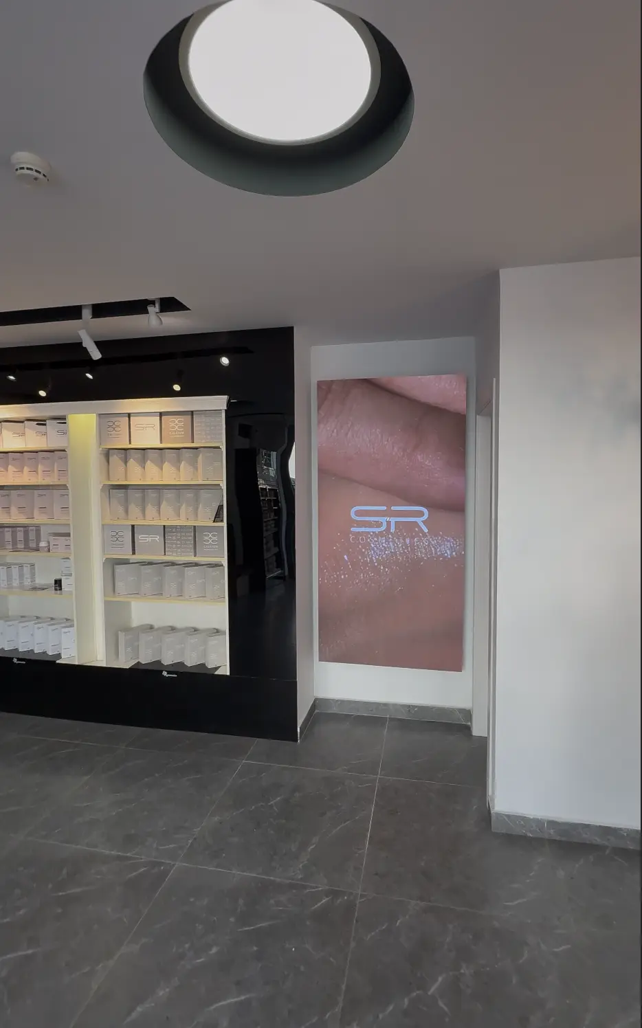 2 מסכי לד (קיר + פוסטר) לחנות קוסמטיקה ברעננה - תמונה 2